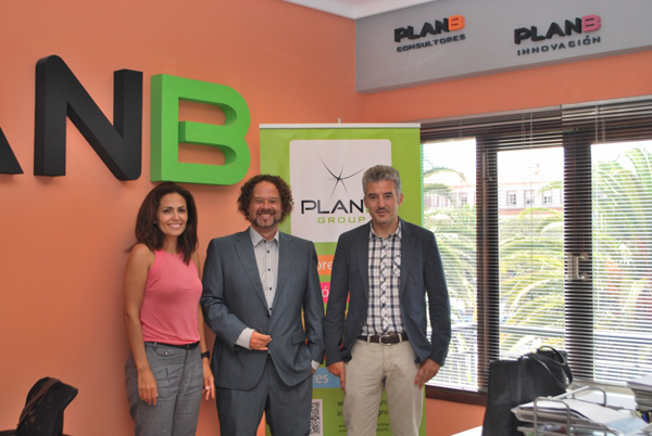 Ernesto Yanes, Director - Gerente de PROEXCA y Carmen Sosa, Directora de la división "Invertir en Canarias" de PROEXCA con Alberto Santana, Director General de Plan B Group